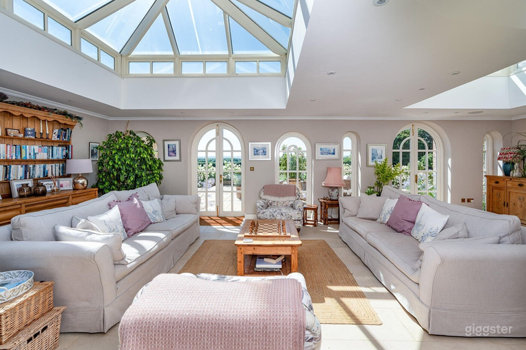  Quintessentially British Cotswold Farmhouse and Land 