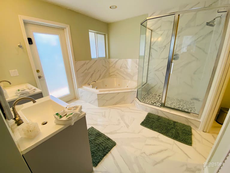  Amazing Waterfront Villa 