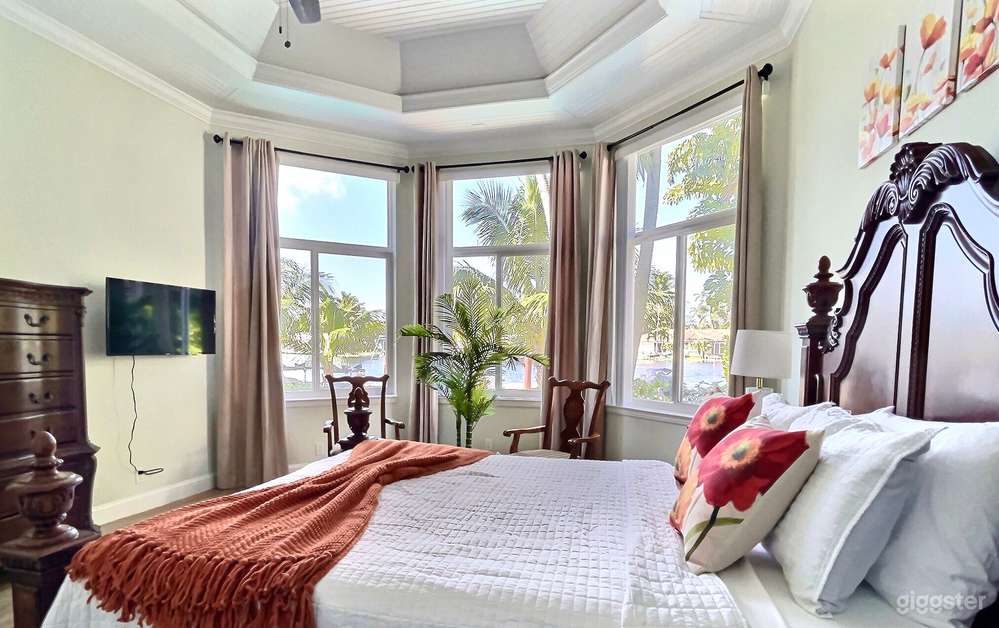 Amazing Waterfront Villa Photo 4