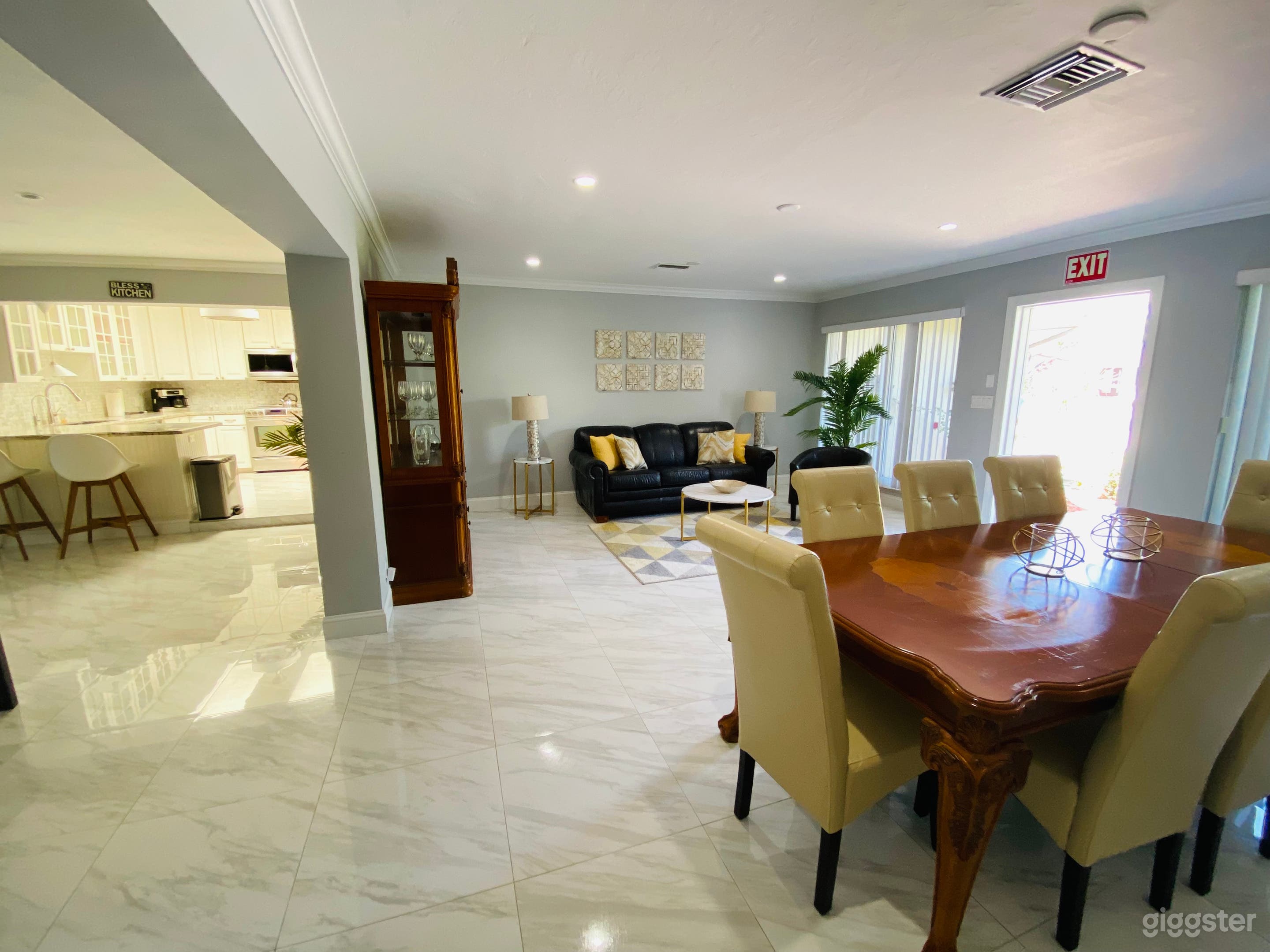 Amazing Waterfront Villa Photo 3