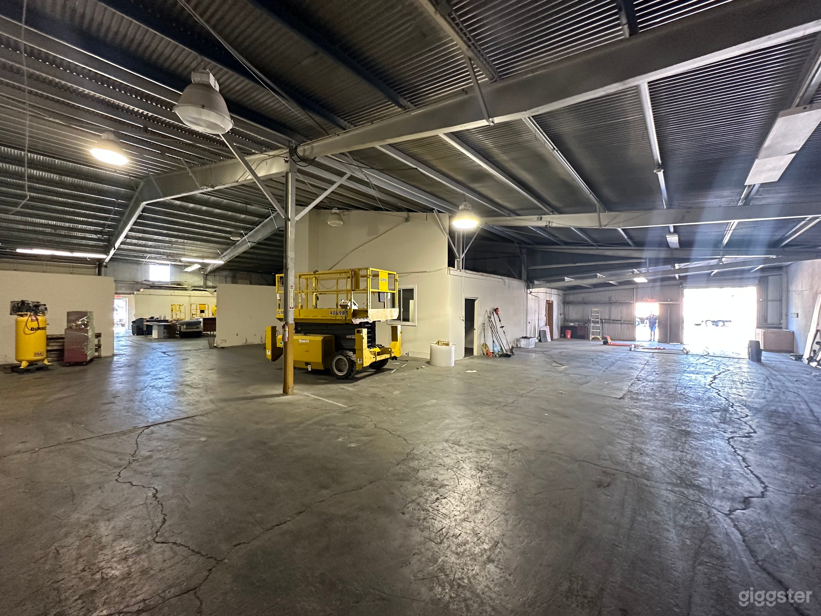 Spacious Warehouse for Film Shoots Photo 4