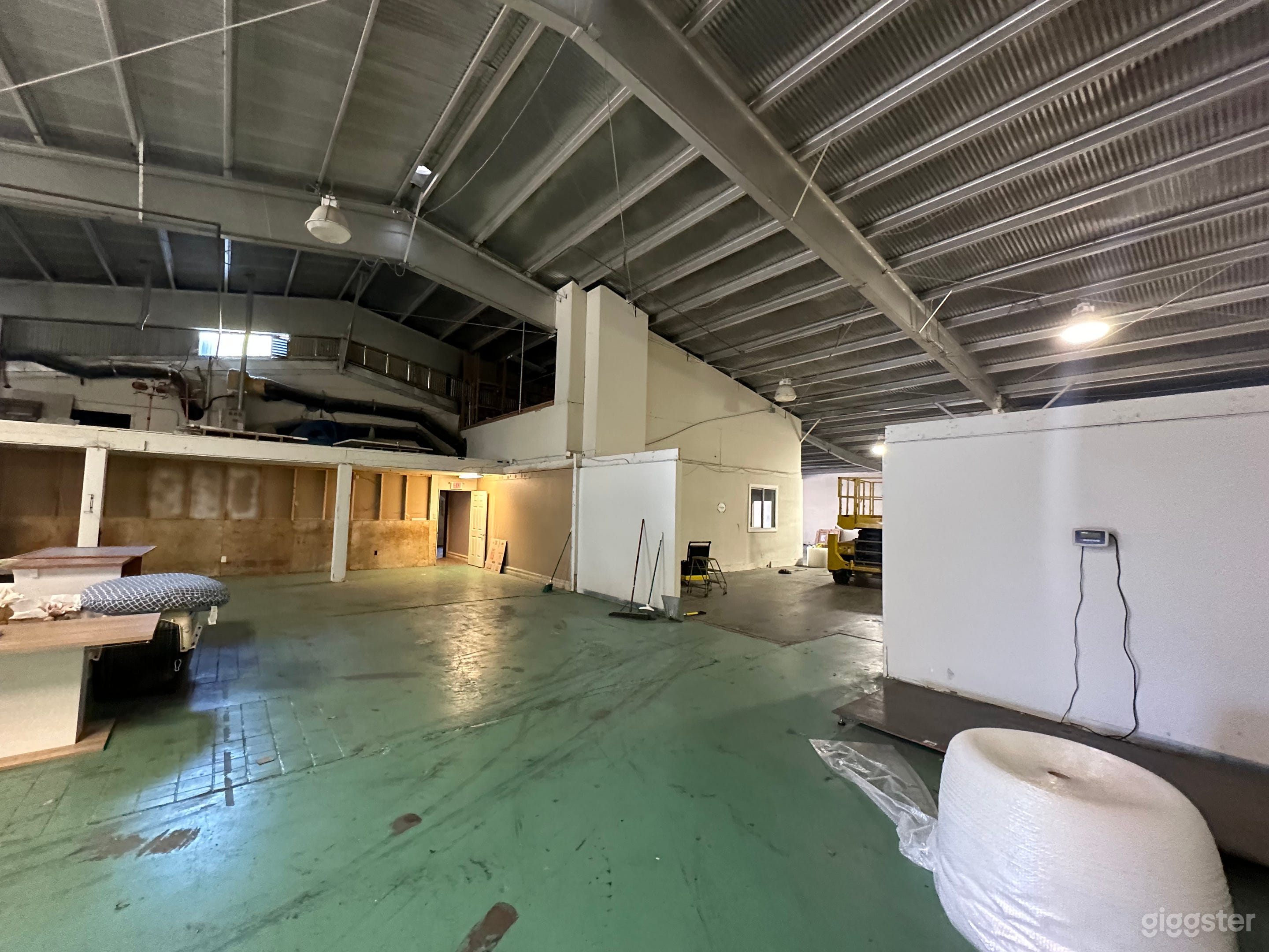 Spacious Warehouse for Film Shoots Photo 2