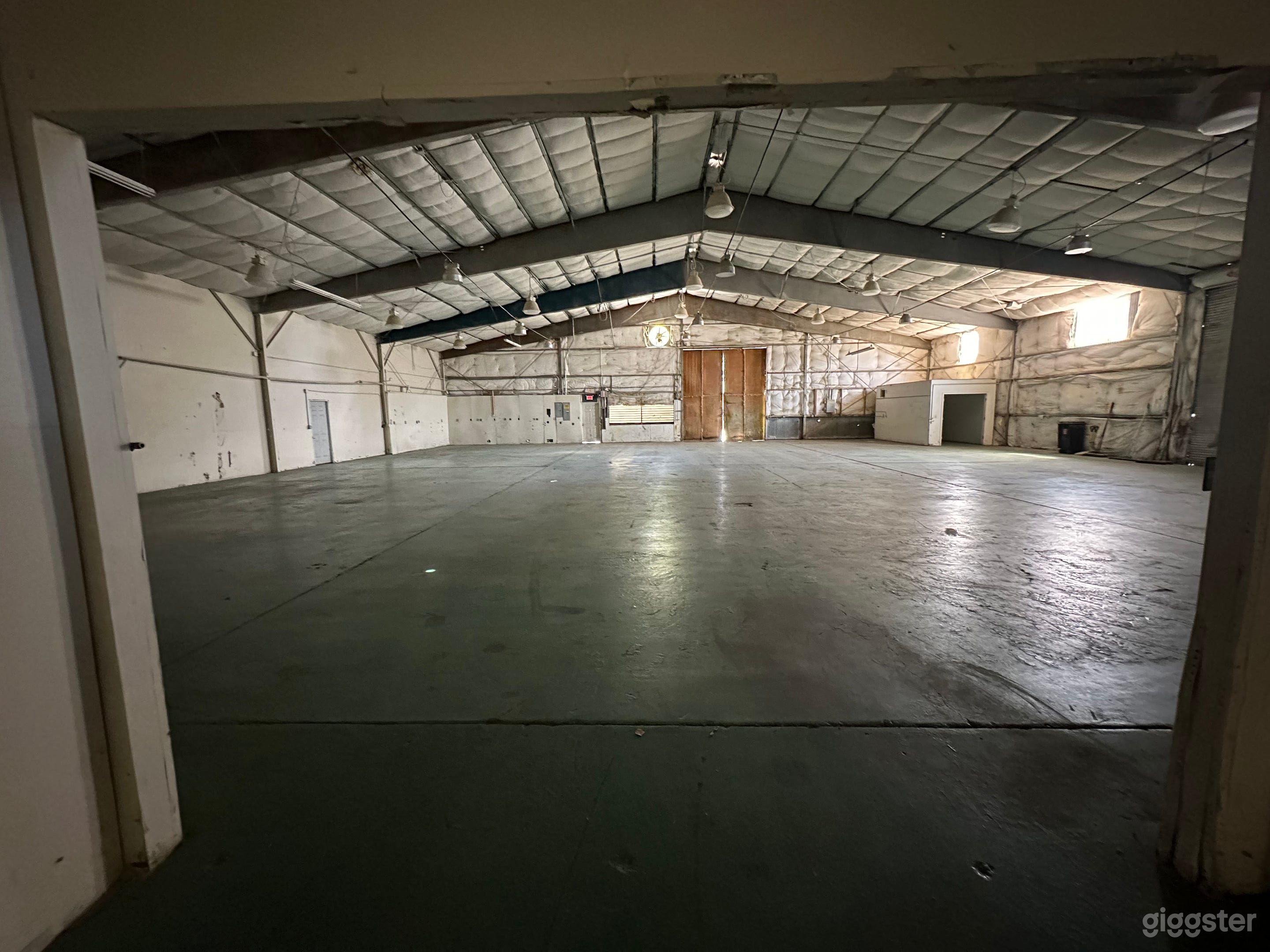Spacious Warehouse for Film Shoots Photo 1