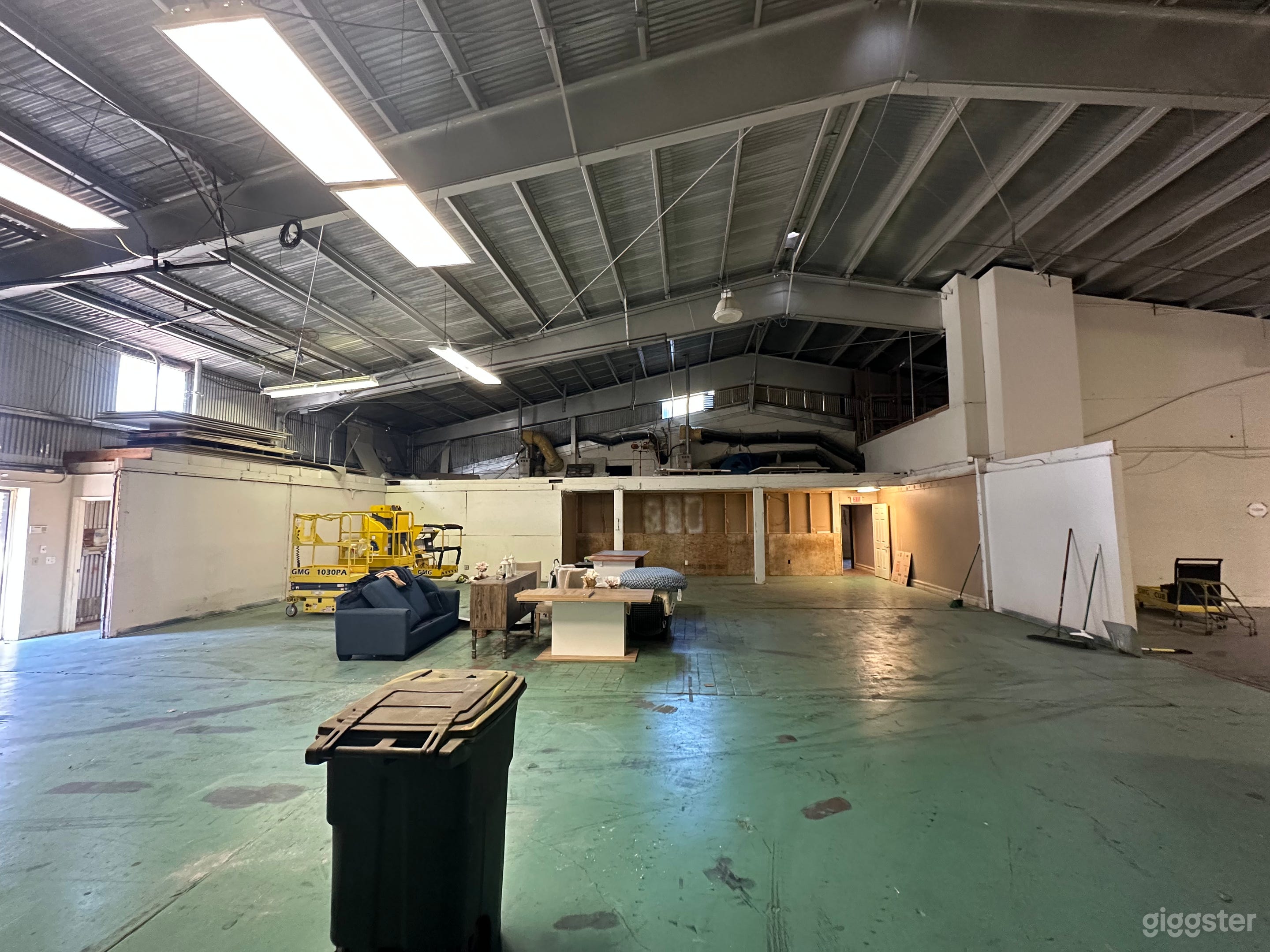 Spacious Warehouse for Film Shoots Photo 3