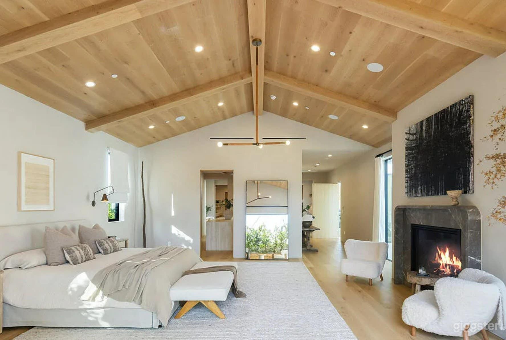 CRISP MODERN FARMHOUSE/ LUXE LIGHT & FLOW Photo 4