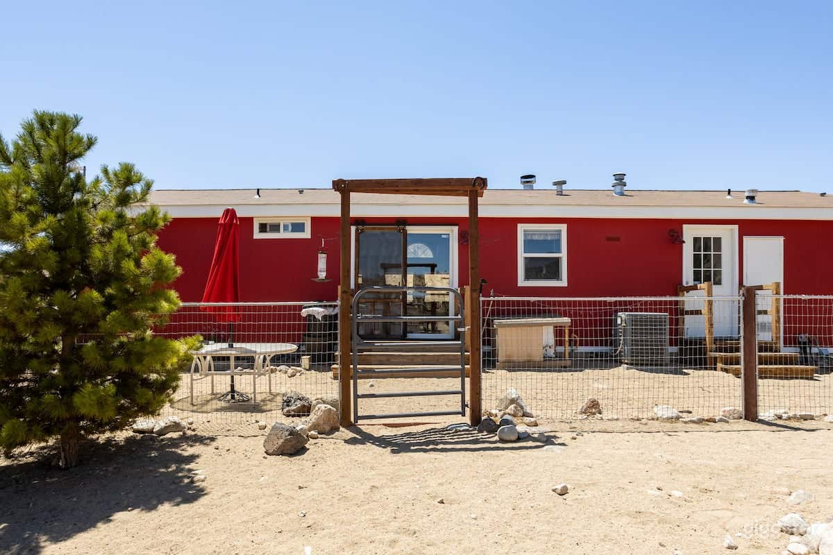 12 Stunning Acres Red House in Yuca Valley Photo 4