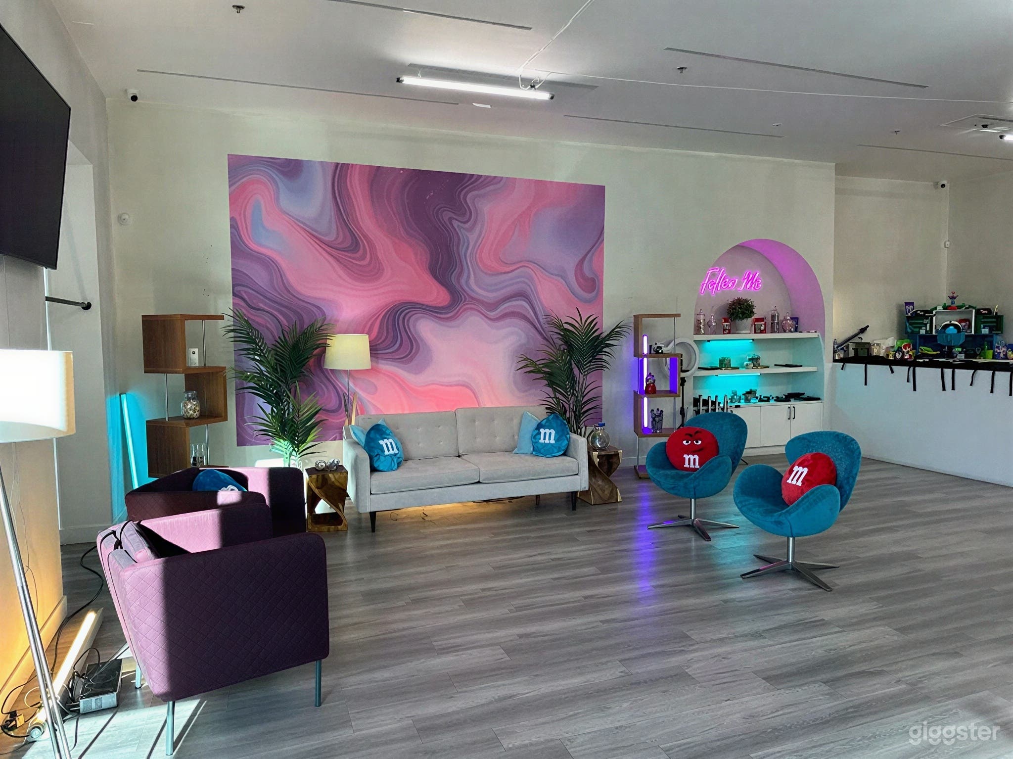 A simple, open front-of-house lobby  Photo 3