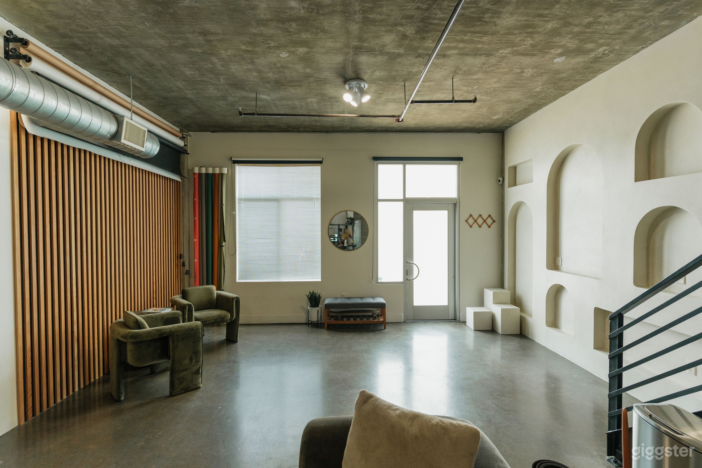 Plenty of natural light in the centralized shooting space