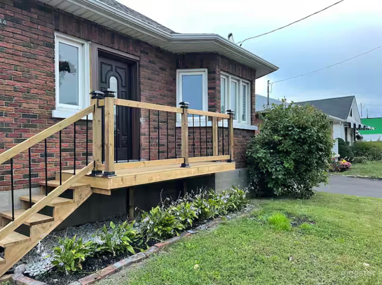 Bungalow in Oshawa Photo 2