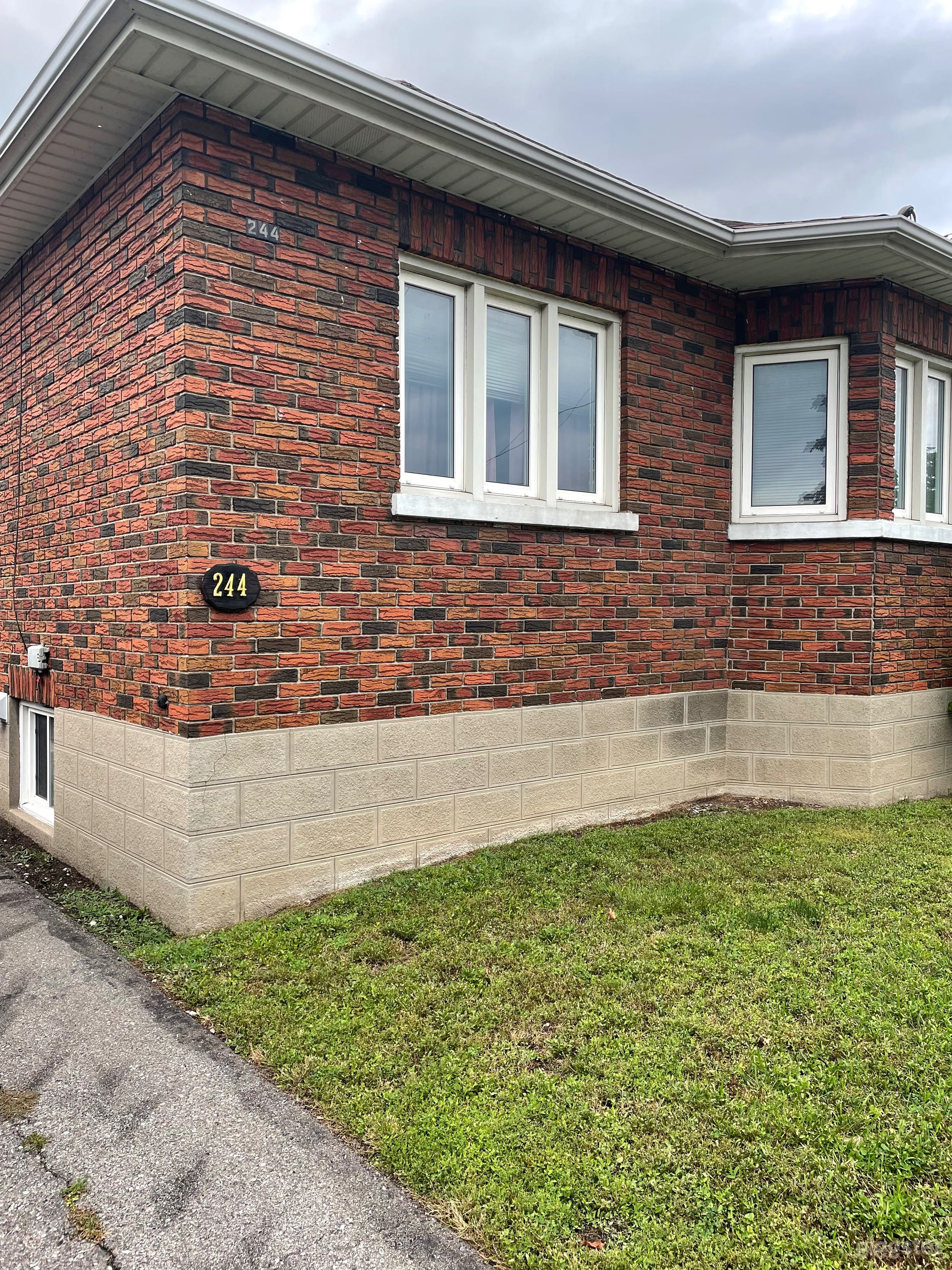 Bungalow in Oshawa Photo 3