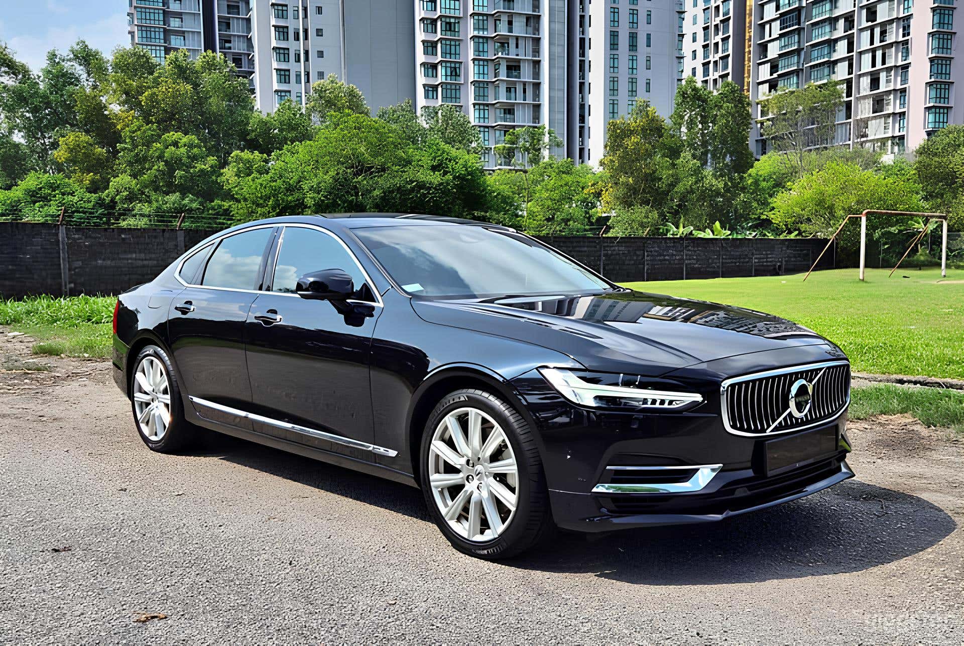 Volvo S90 Executive Sedan Photo 1