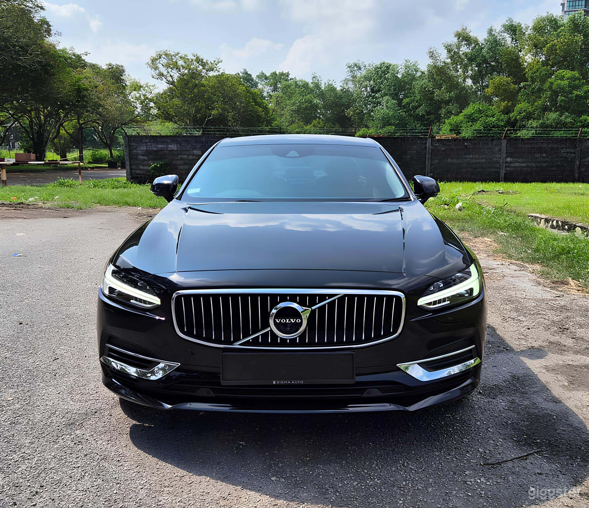 Volvo S90 Executive Sedan Photo 2