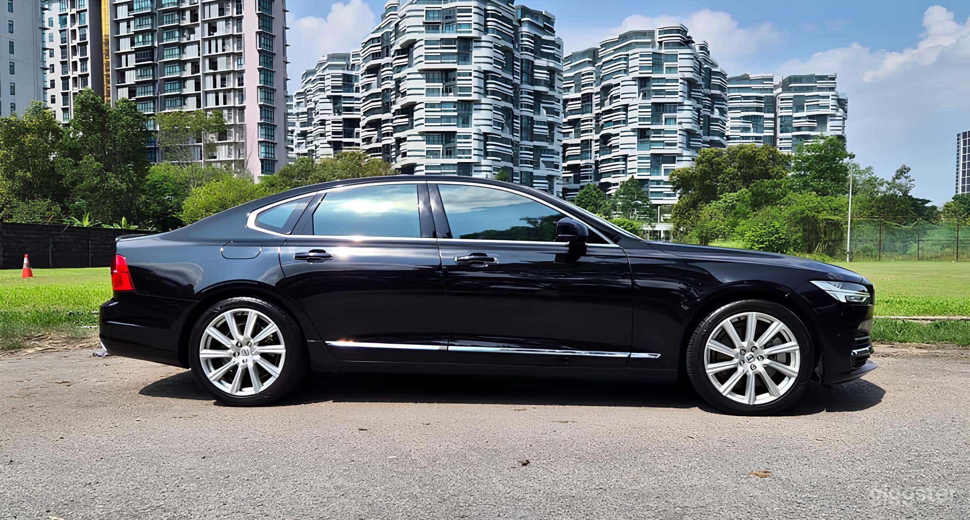 Volvo S90 Executive Sedan Photo 3
