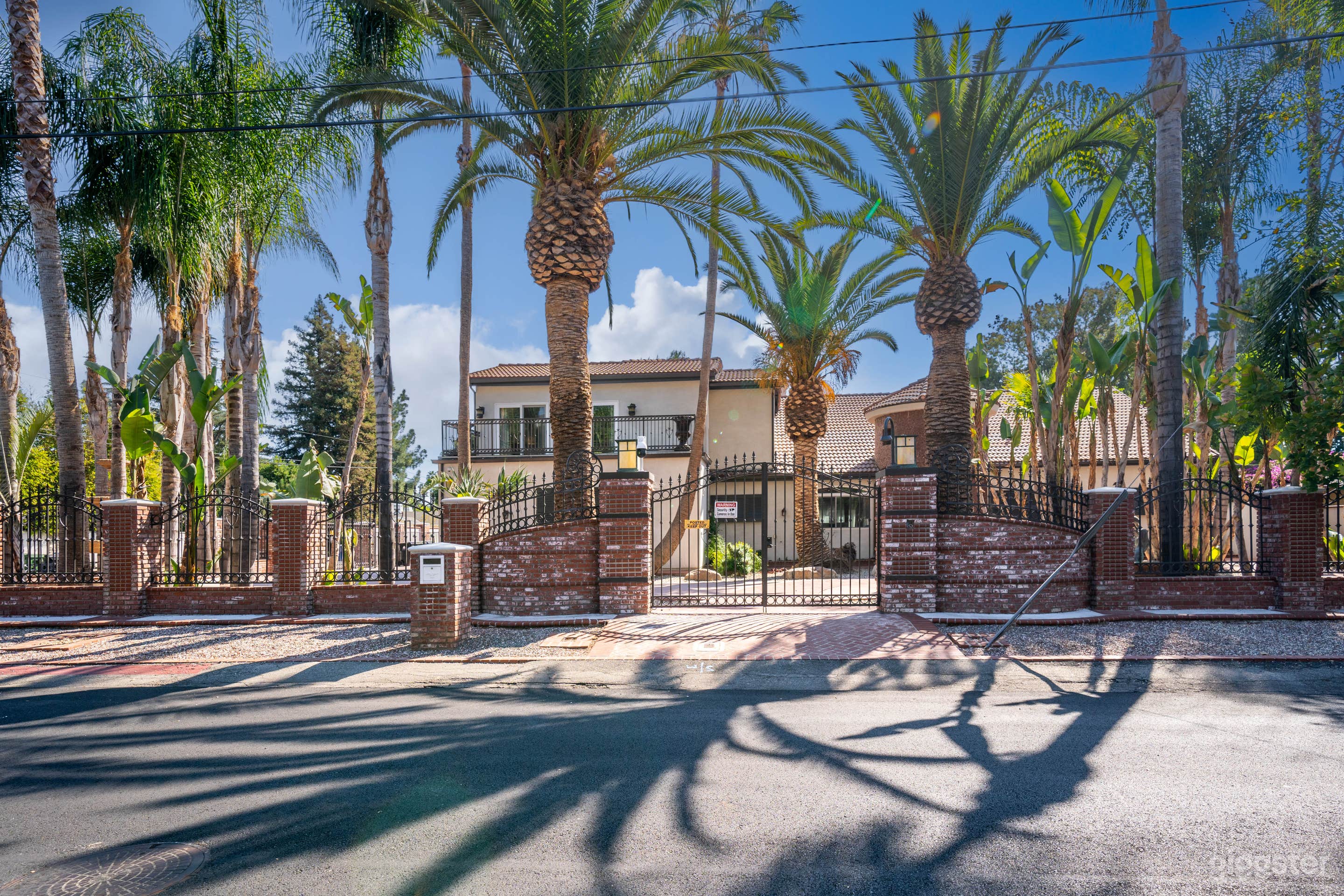 CONTEMPORARY MEDITERRANEAN GEM IN WOODLAND HILLS Photo 3