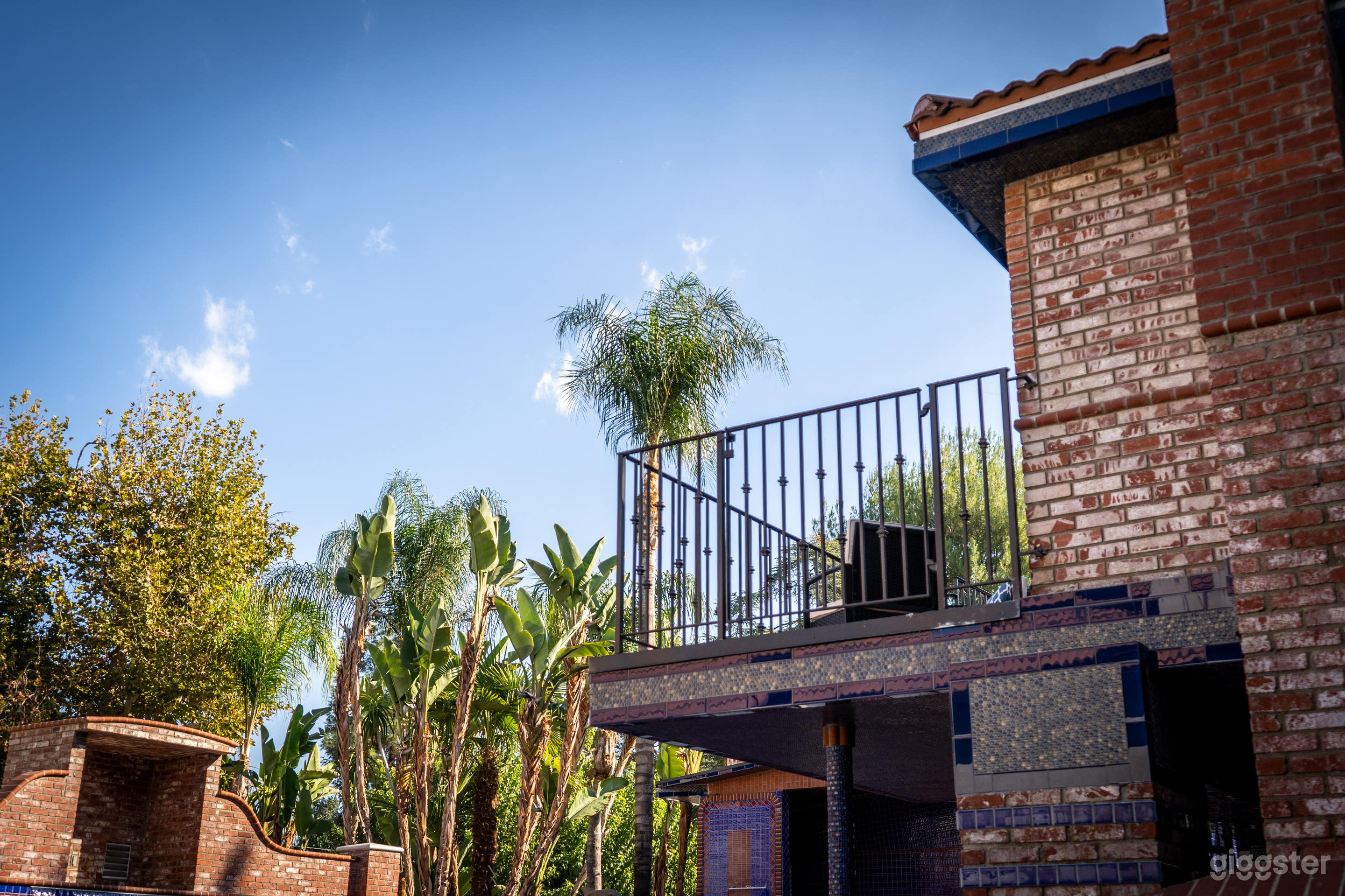 CONTEMPORARY MEDITERRANEAN GEM IN WOODLAND HILLS Photo 4