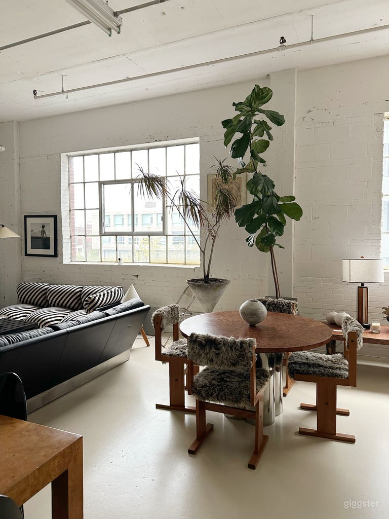  Estudio luminoso con muebles y objetos de diseño 
