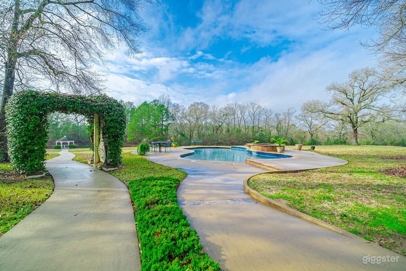 Beautiful 53 acre Event Venue with Manor Home Photo 2