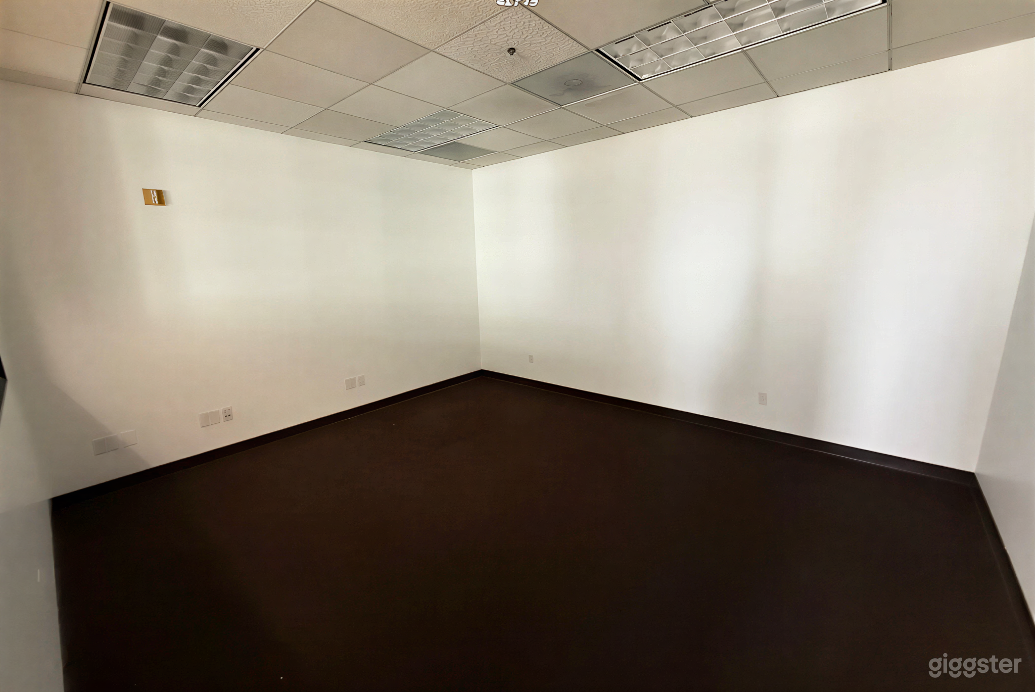 Bright & Spacious High-Rise Office with Panoramic City Views Photo 3