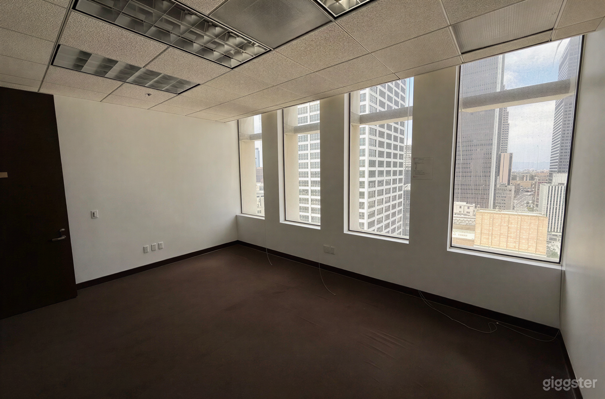 Bright & Spacious High-Rise Office with Panoramic City Views Photo 2