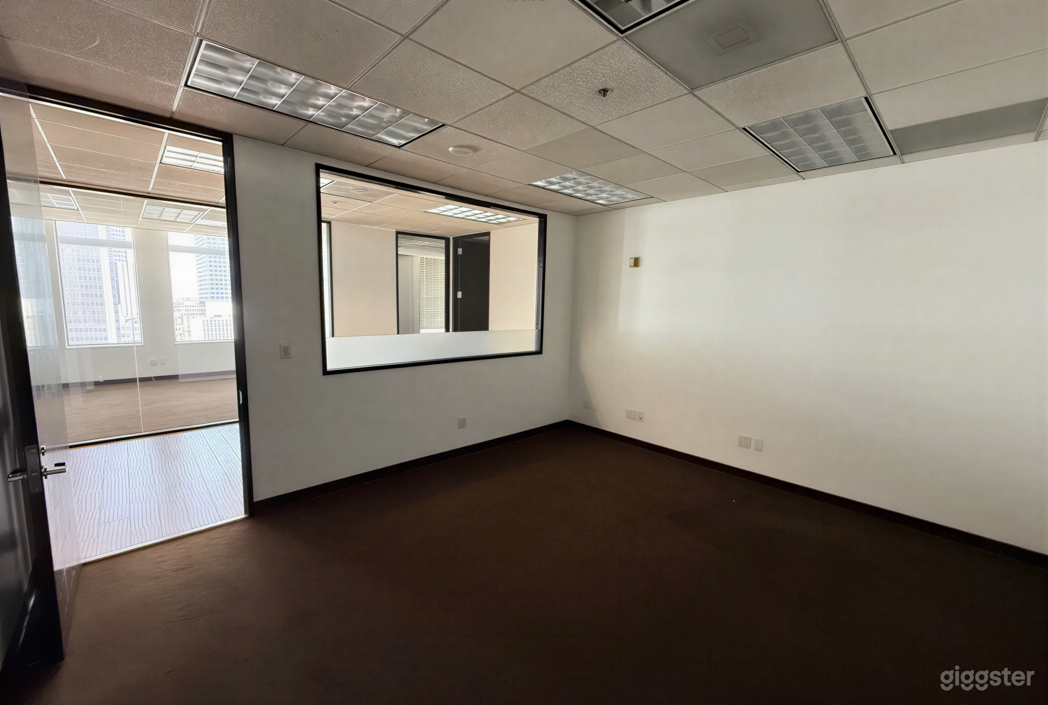 Bright & Spacious High-Rise Office with Panoramic City Views Photo 4