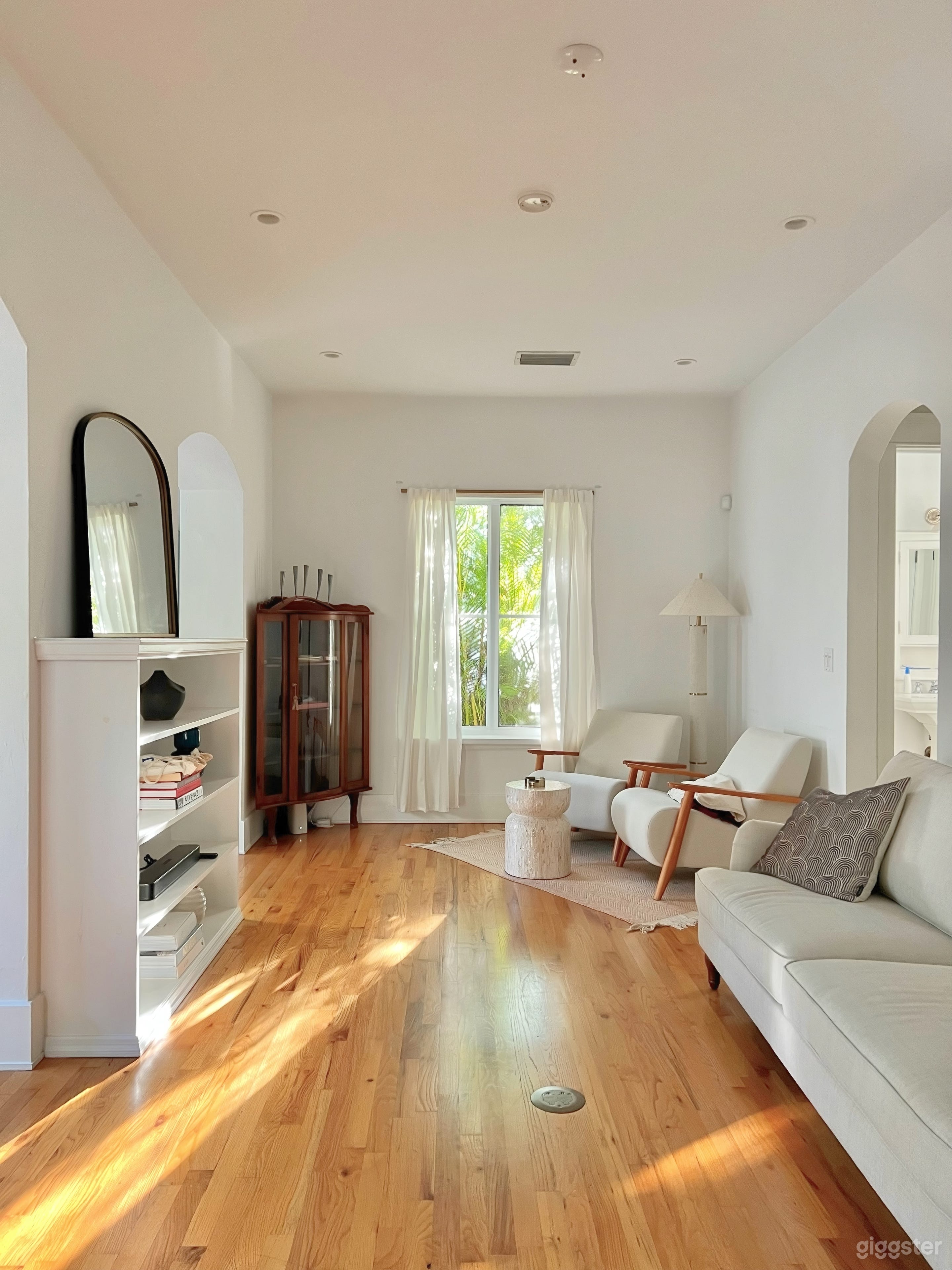 Stylish Midcentury House with a Clean & Modern Aesthetic Photo 3