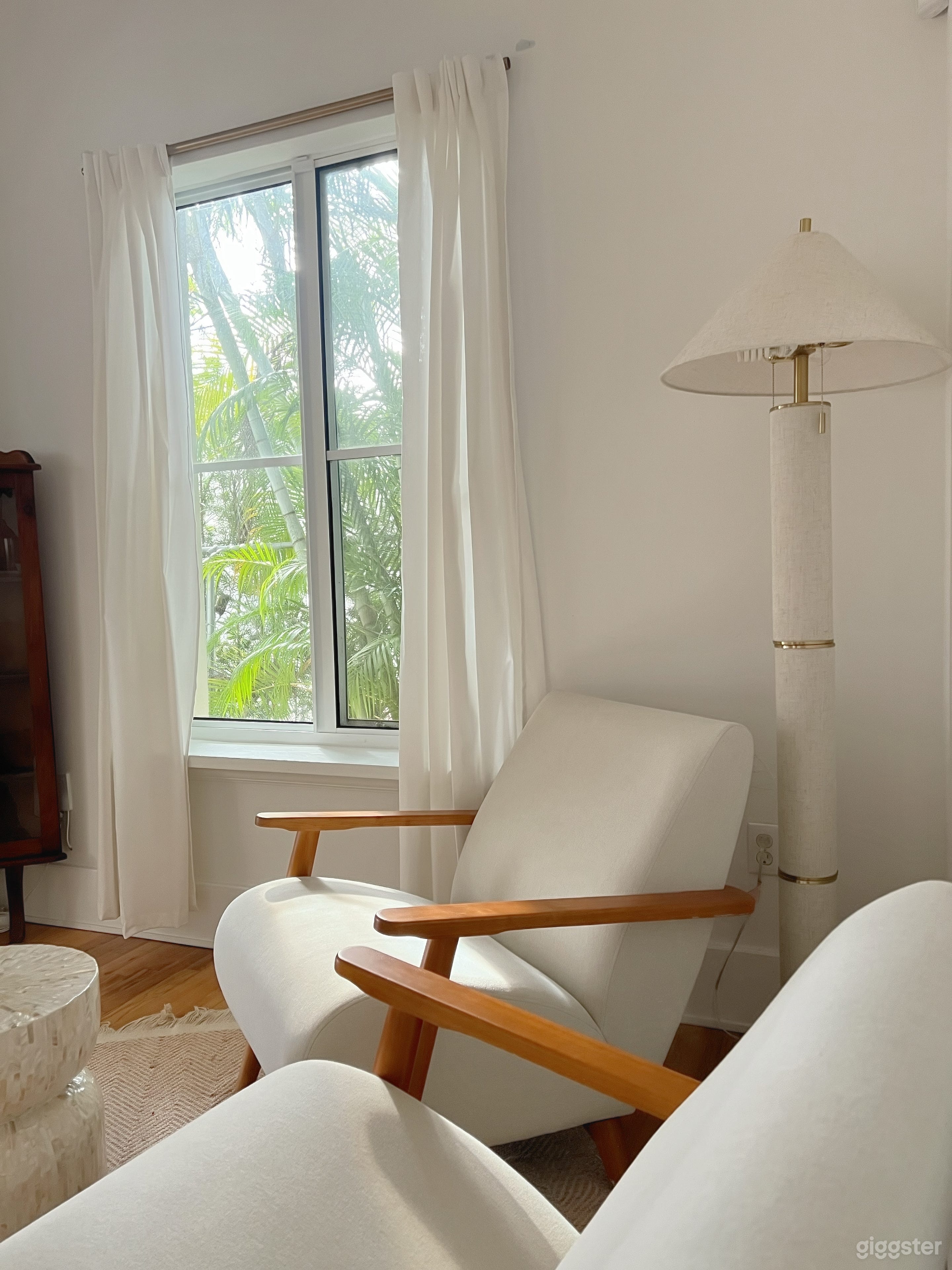 Stylish Midcentury House with a Clean & Modern Aesthetic Photo 4