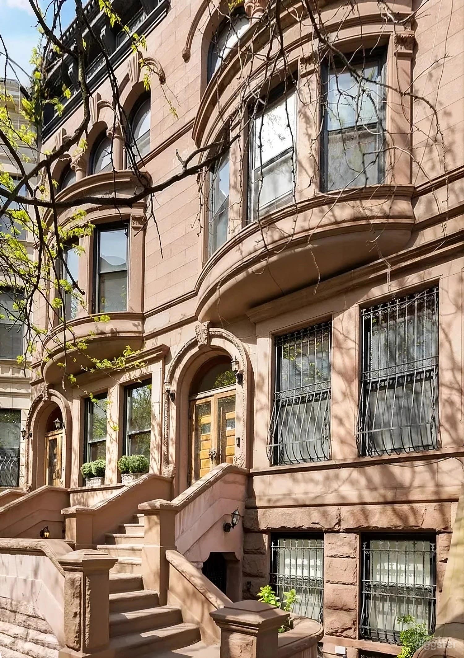 Historical Brownstone with Private Yard Photo 4