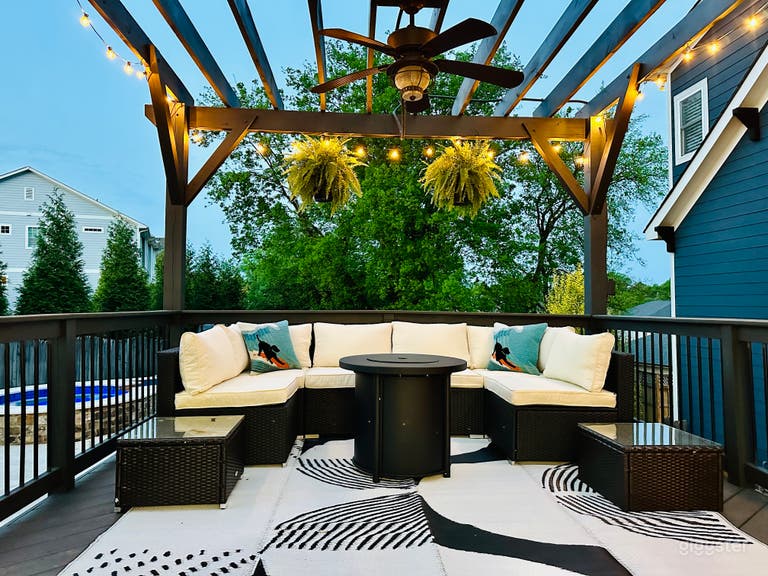  Large Designer House w/ Chefs Kitchen & Pool 