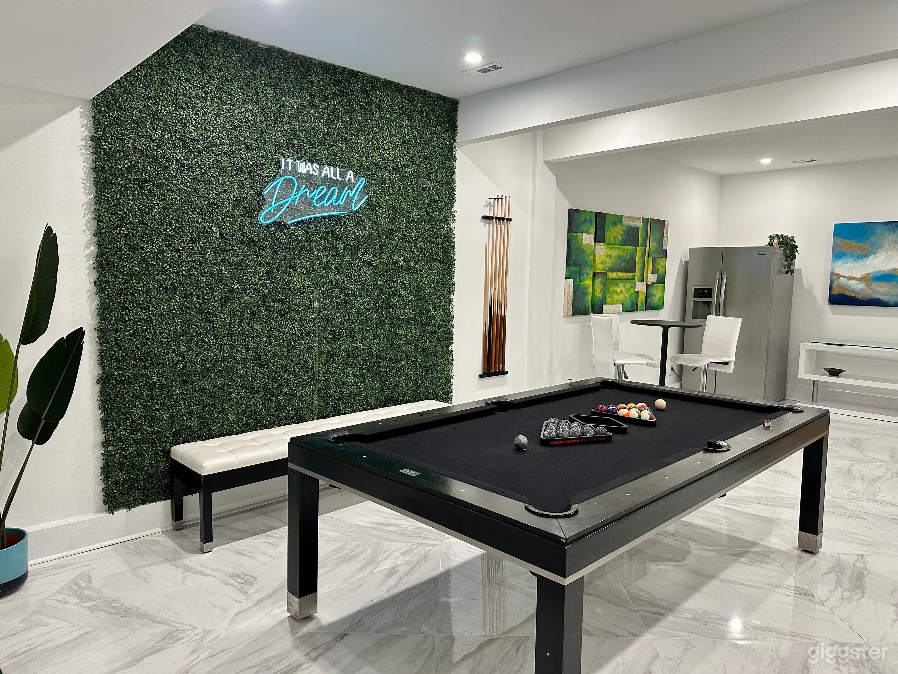 Large Designer House w/ Chefs Kitchen &amp; Pool Photo 3