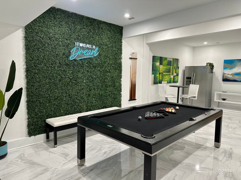  Large Designer House w/ Chefs Kitchen & Pool 