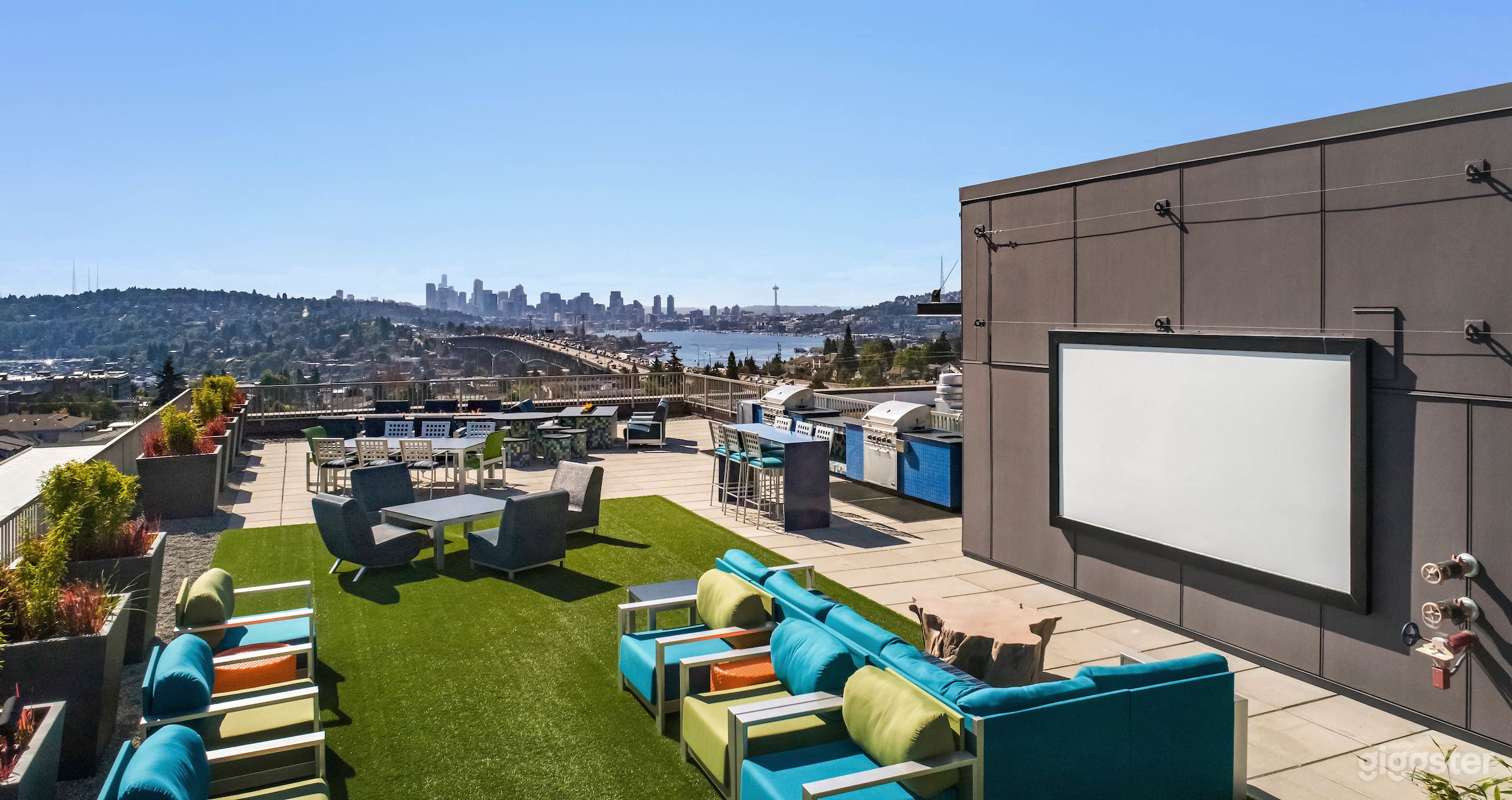 Spectacular Rooftop Deck w/ Seattle Skyline View Photo 2