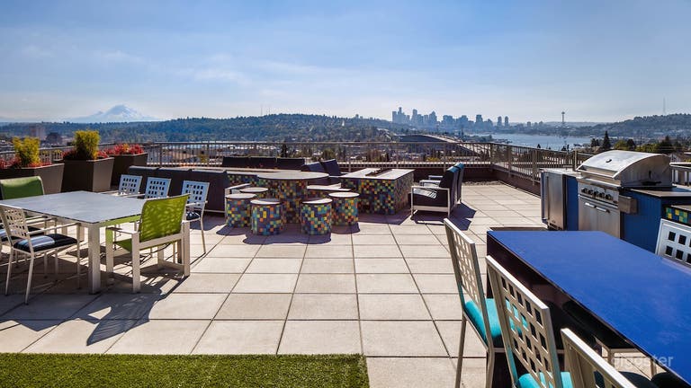  Spectacular Rooftop Deck w/ Seattle Skyline View 