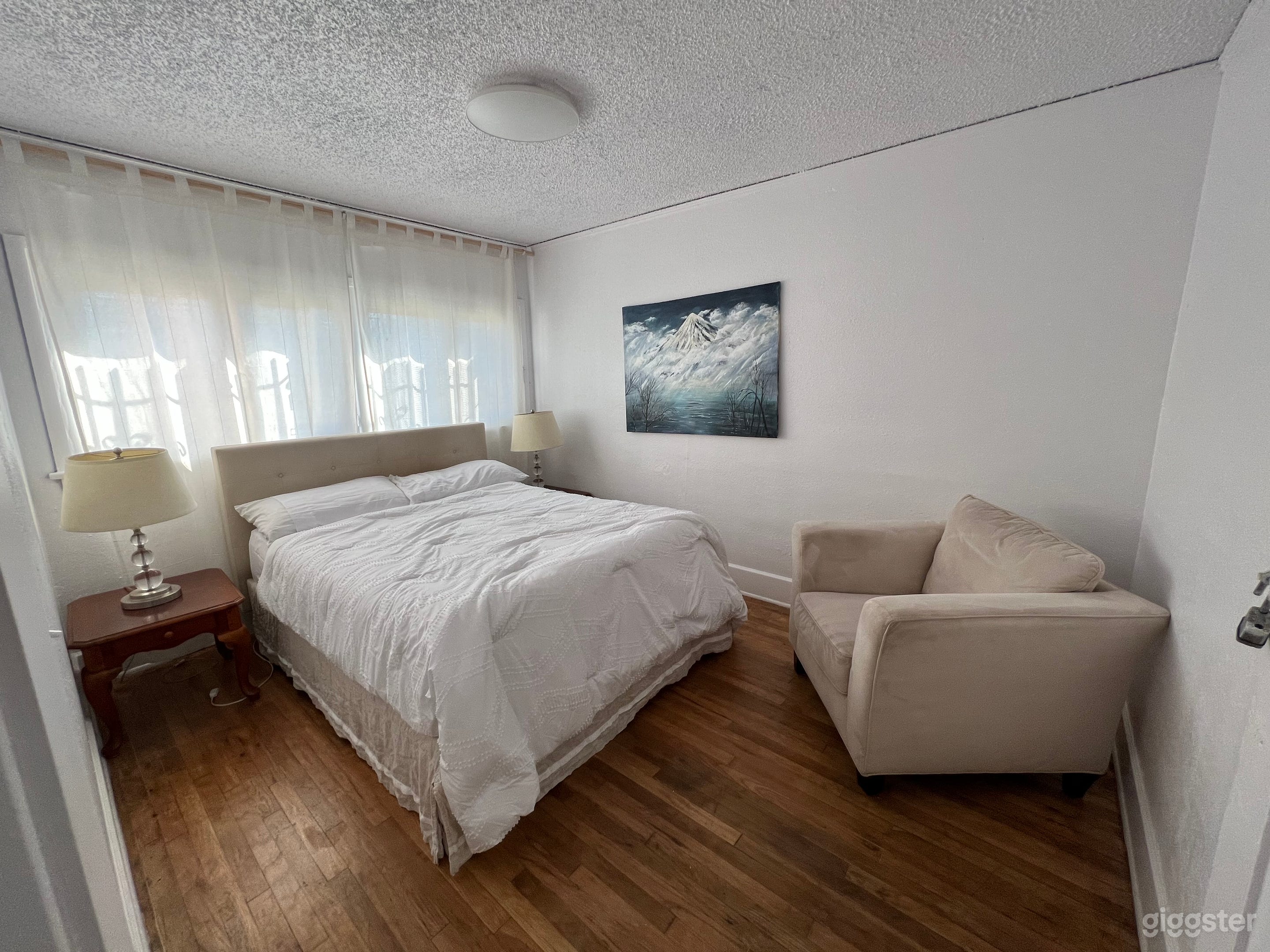 Charming 3-Bedroom Full House Photo 3