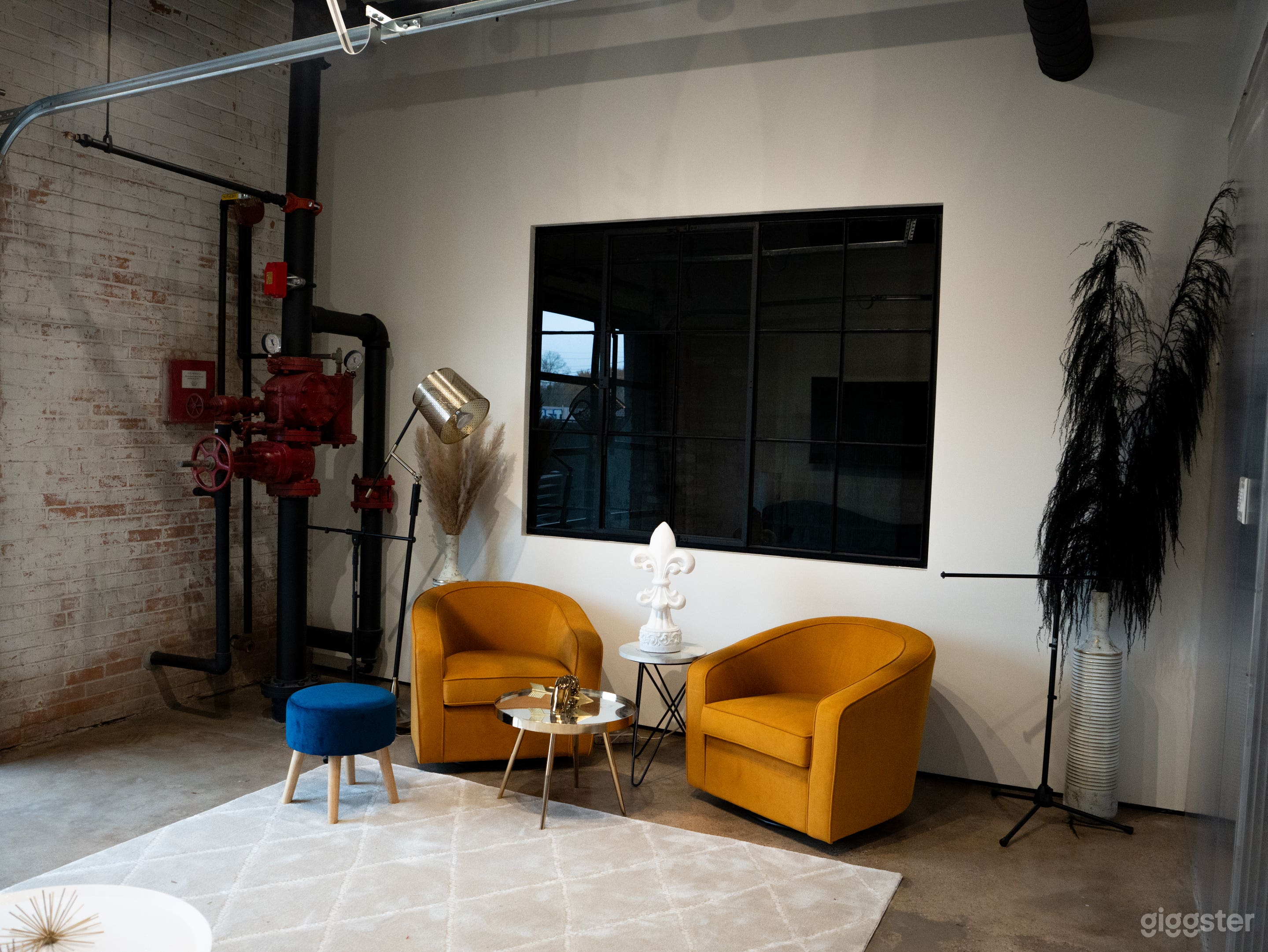 Sun-Drenched Boutique Studio | Photo and Podcast Ready Photo 1