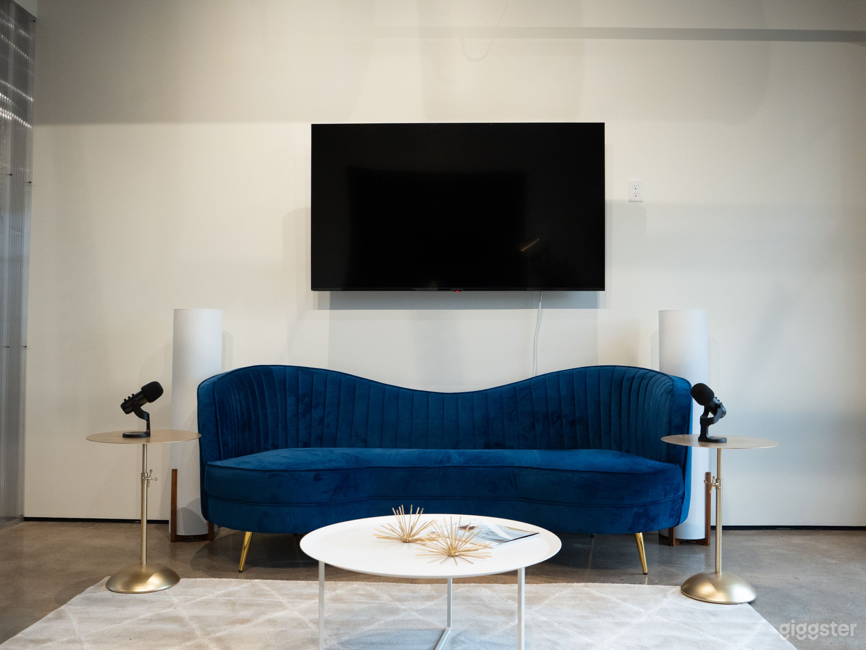 Sun-Drenched Boutique Studio | Photo and Podcast Ready Photo 4