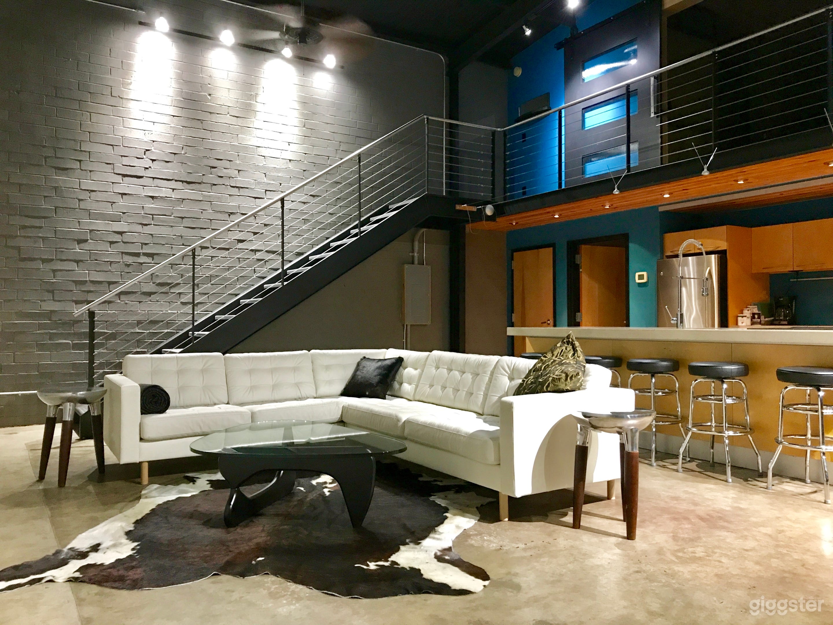 HANGAR LOFT + 914.                                                                    FILIMG + PHOTOGRAPHY + MEETINGS Photo 1