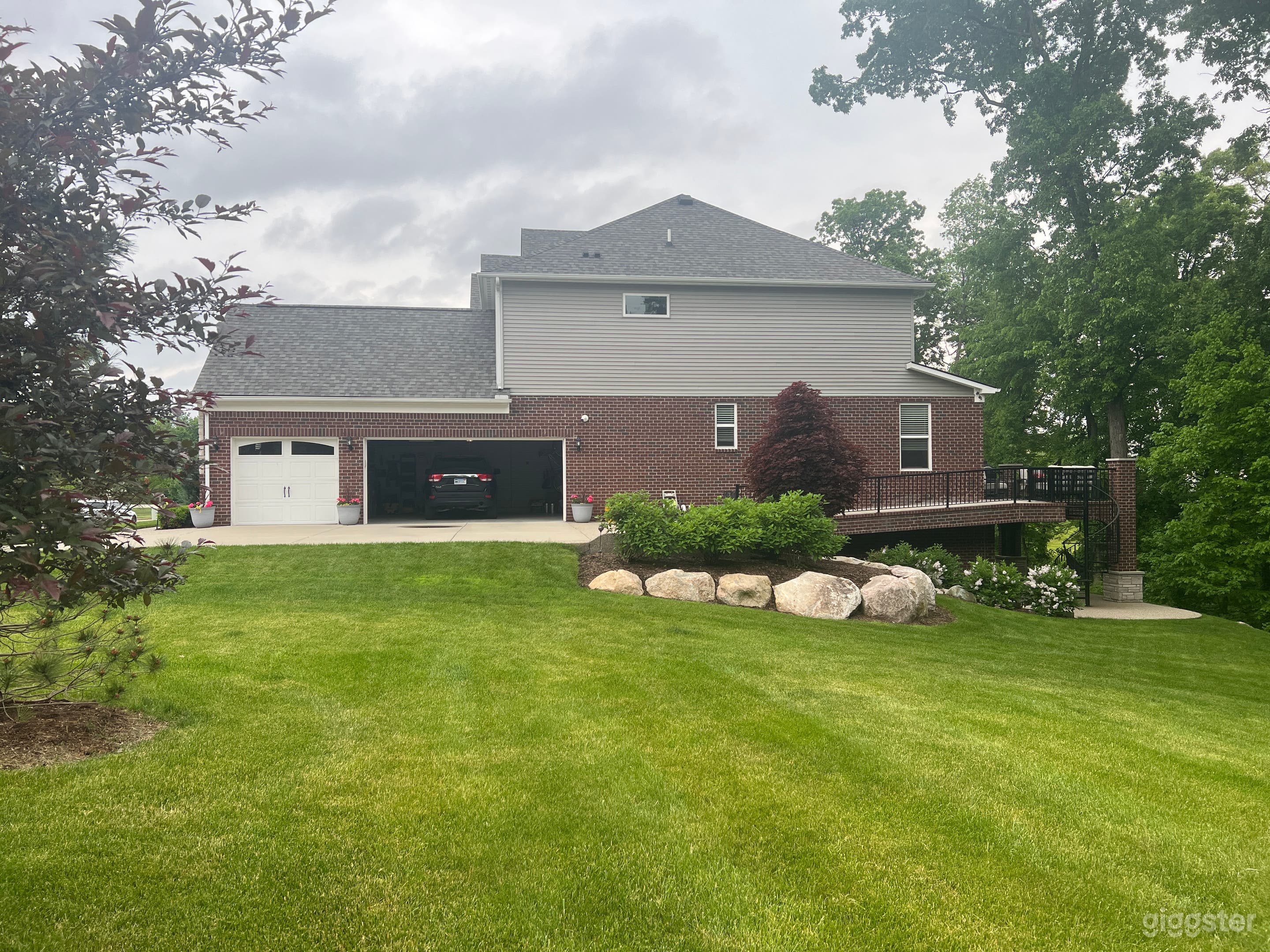 All-American Home w Immaculate Lawn, Curb Appeal Photo 4