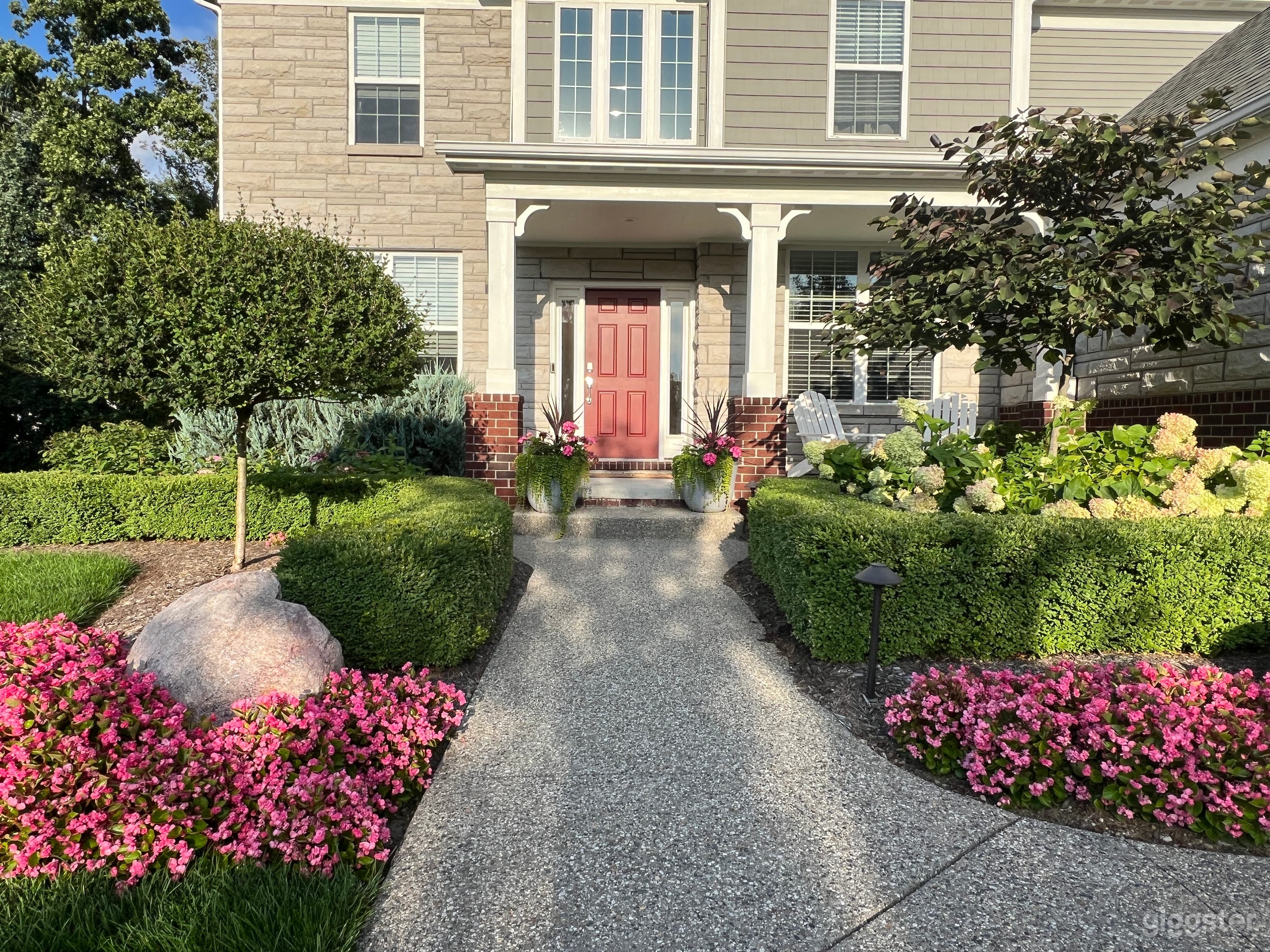 All-American Home w Immaculate Lawn, Curb Appeal Photo 3