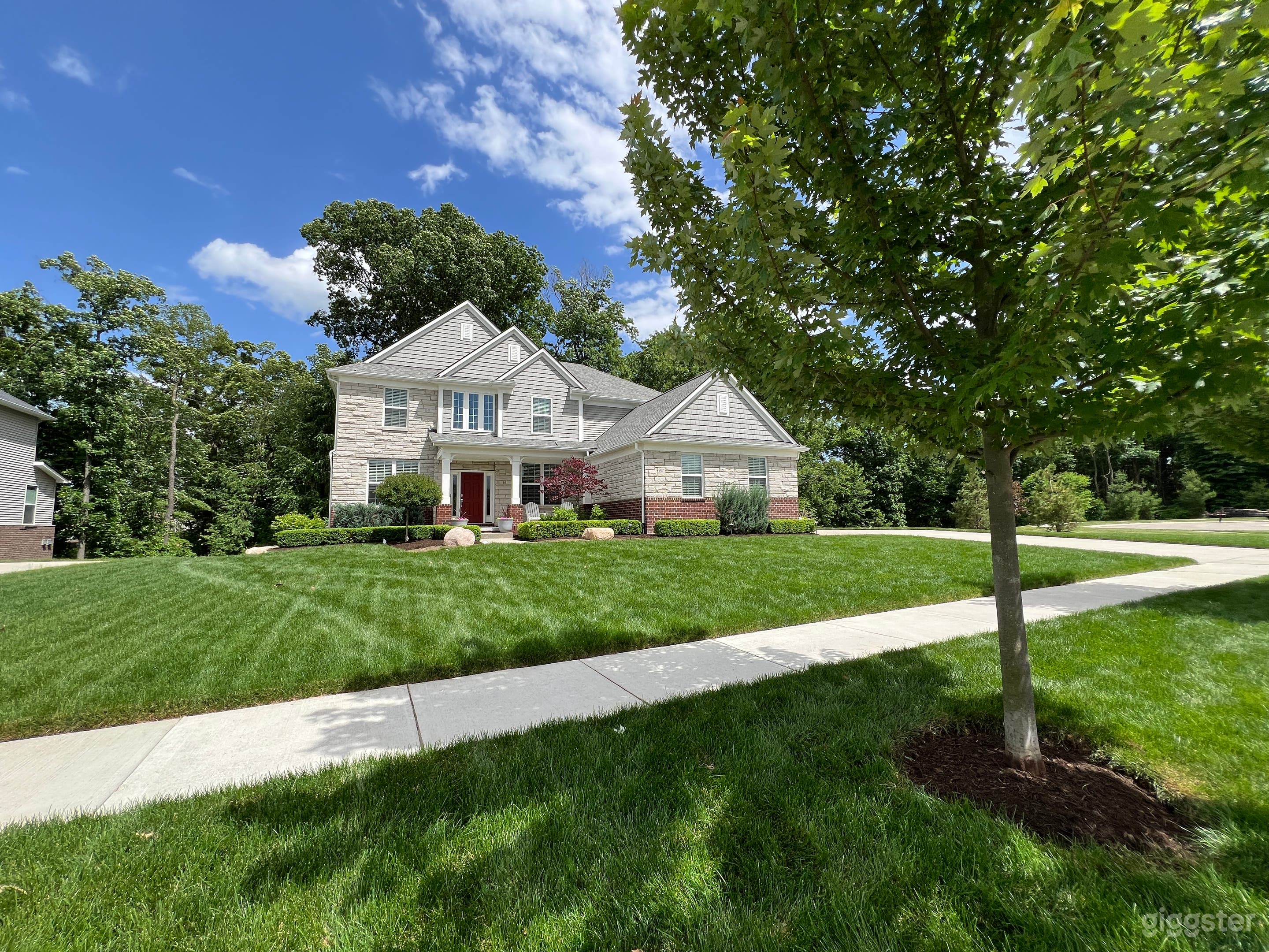 All-American Home w Immaculate Lawn, Curb Appeal Photo 2