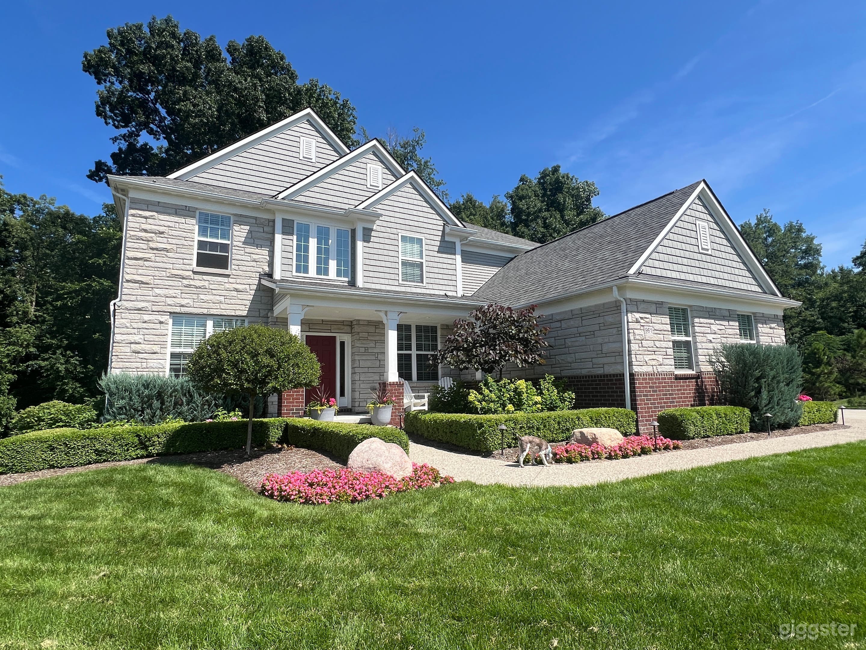 All-American Home w Immaculate Lawn, Curb Appeal Photo 1