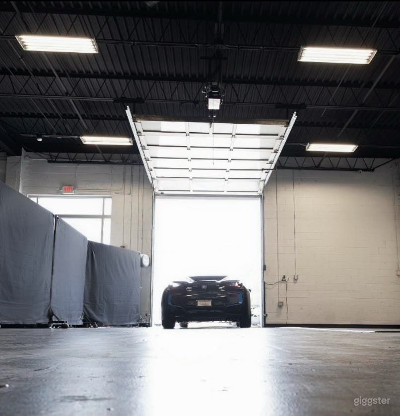 Industrial Space with Luxury Cars Best for Filming &amp; Photoshoots Photo 2