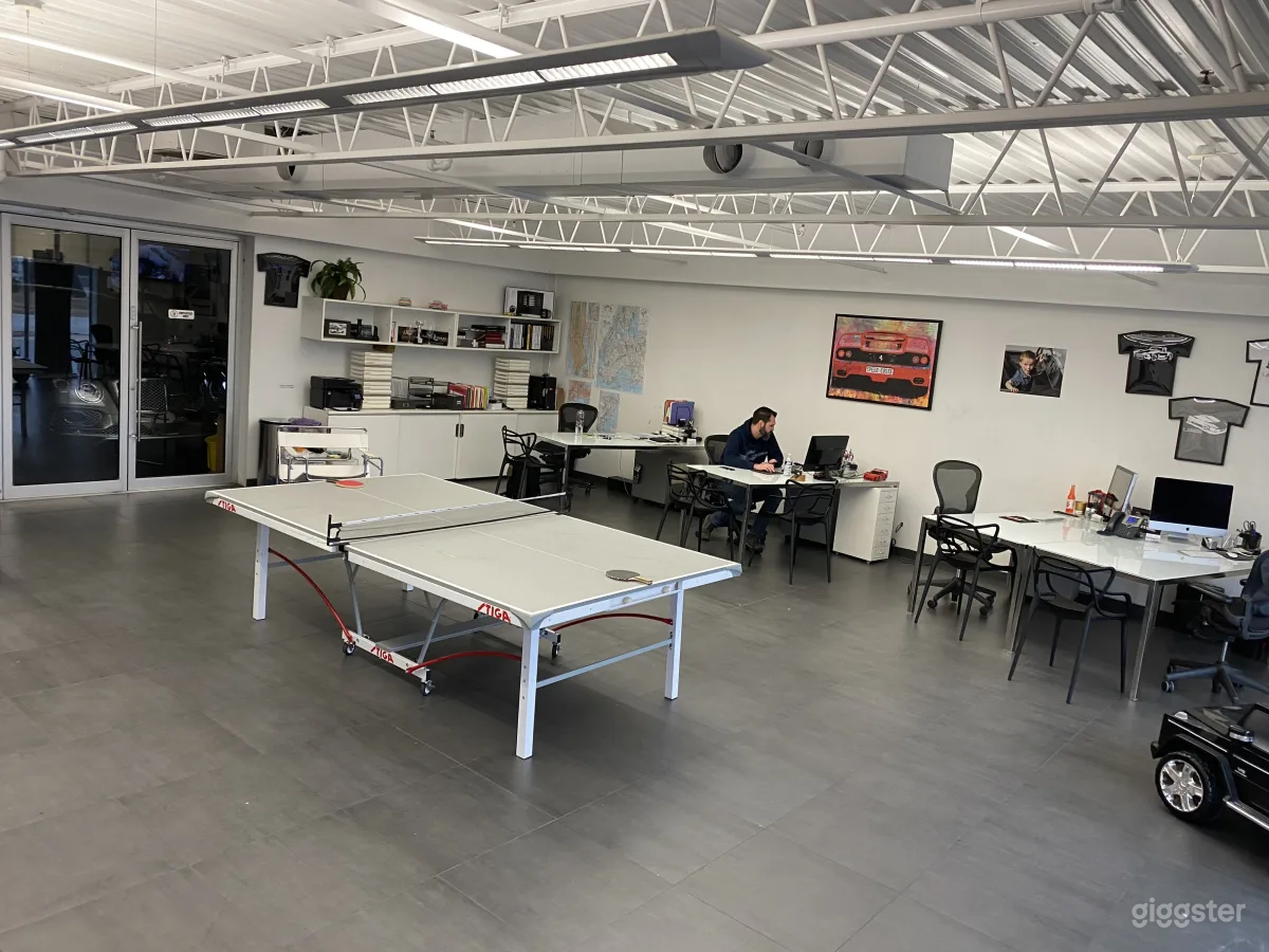 Industrial Space with Luxury Cars Best for Filming &amp; Photoshoots Photo 4