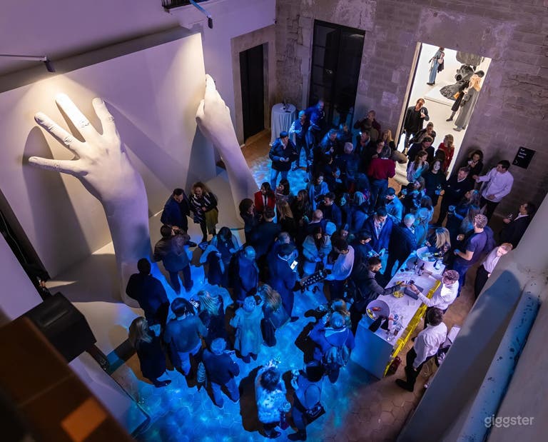  Patio Histórico de Piedra con Escultura para Eventos Privados 