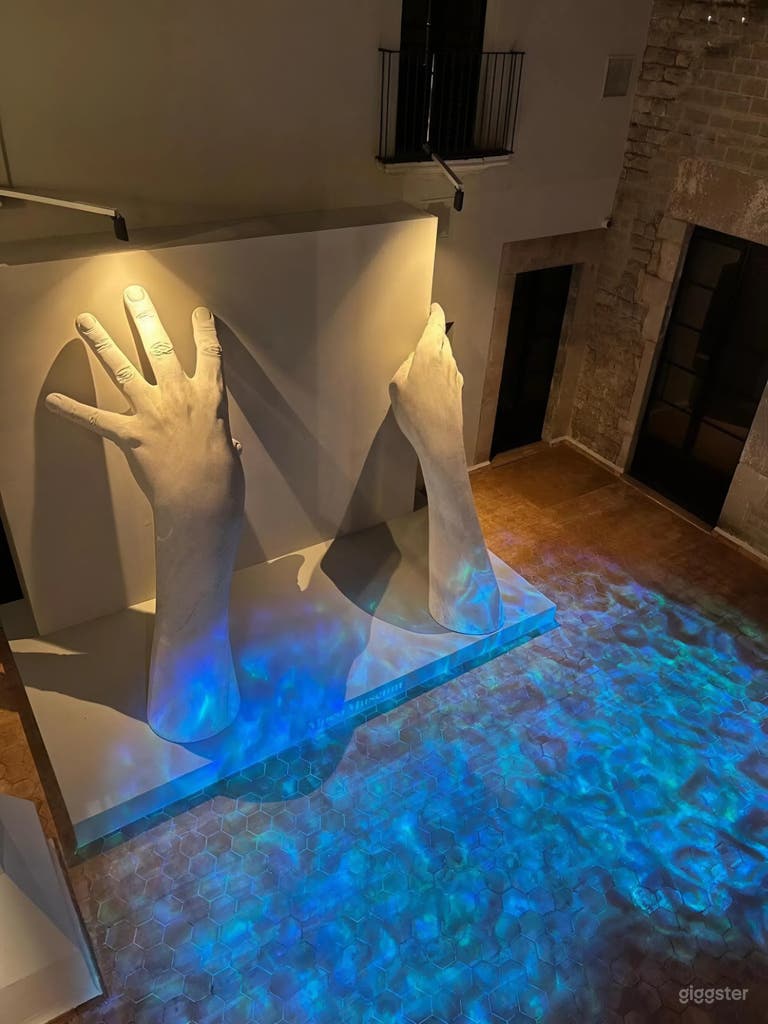  Patio Histórico de Piedra con Escultura para Eventos Privados 