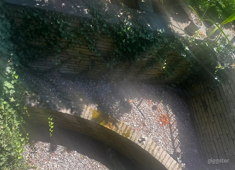  Private Spacious Backyard Retreat 