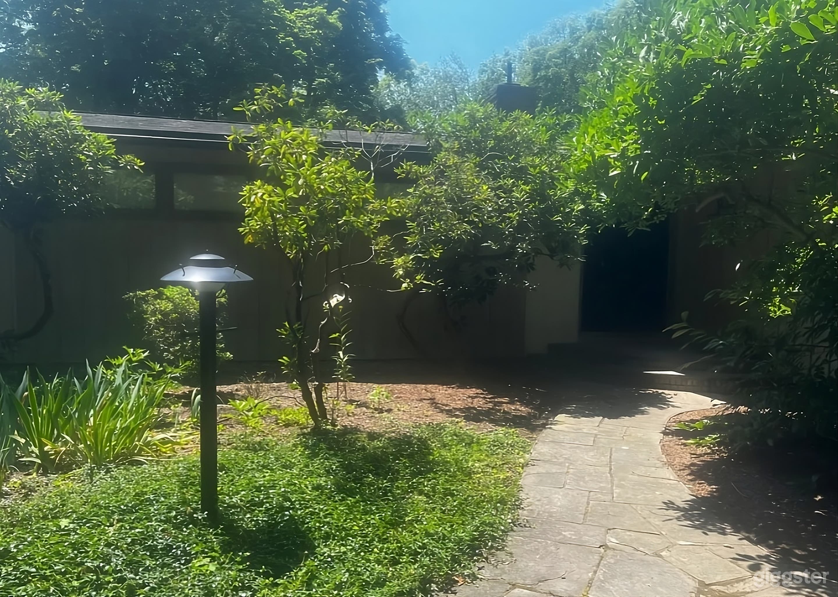 Private Spacious Backyard Retreat Photo 2