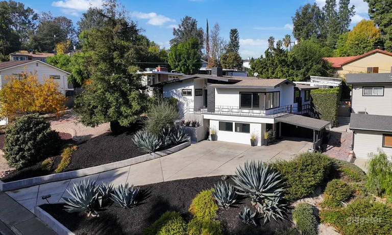  Calabasas Dreamhaus: Boogie Nights Pool Oasis 