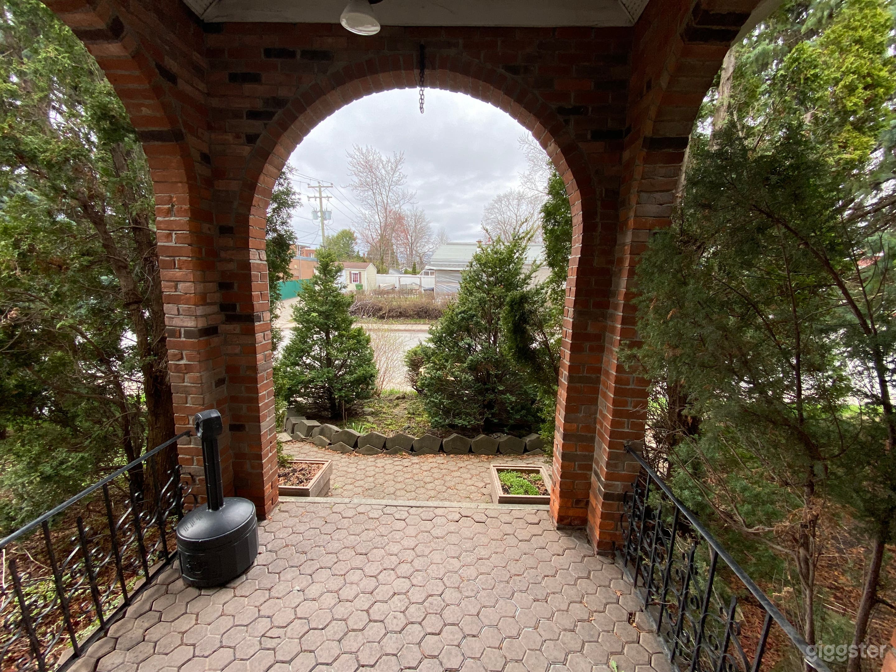 12 bedroom, big dining and living room with more Photo 3