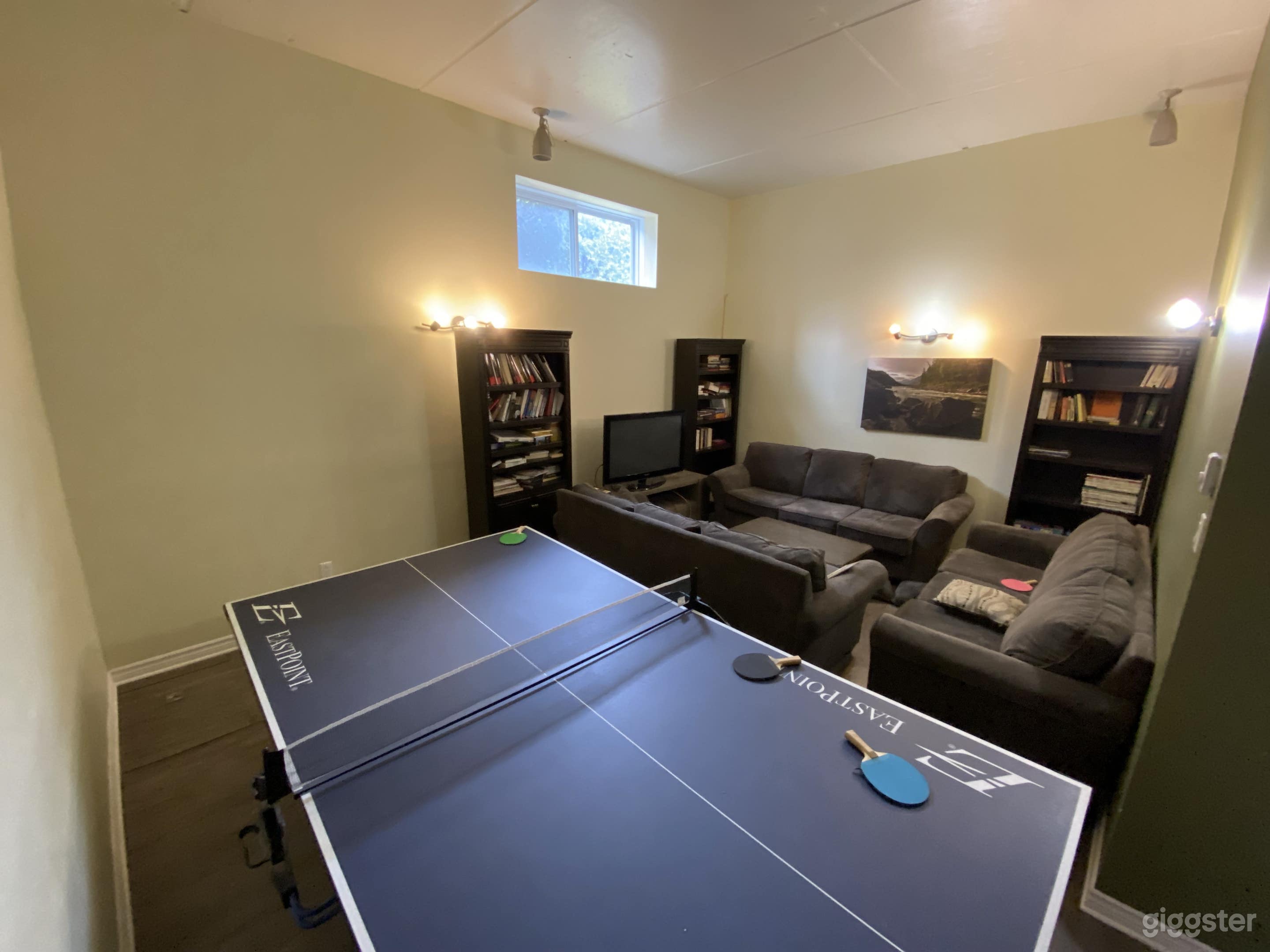 12 bedroom, big dining and living room with more Photo 4