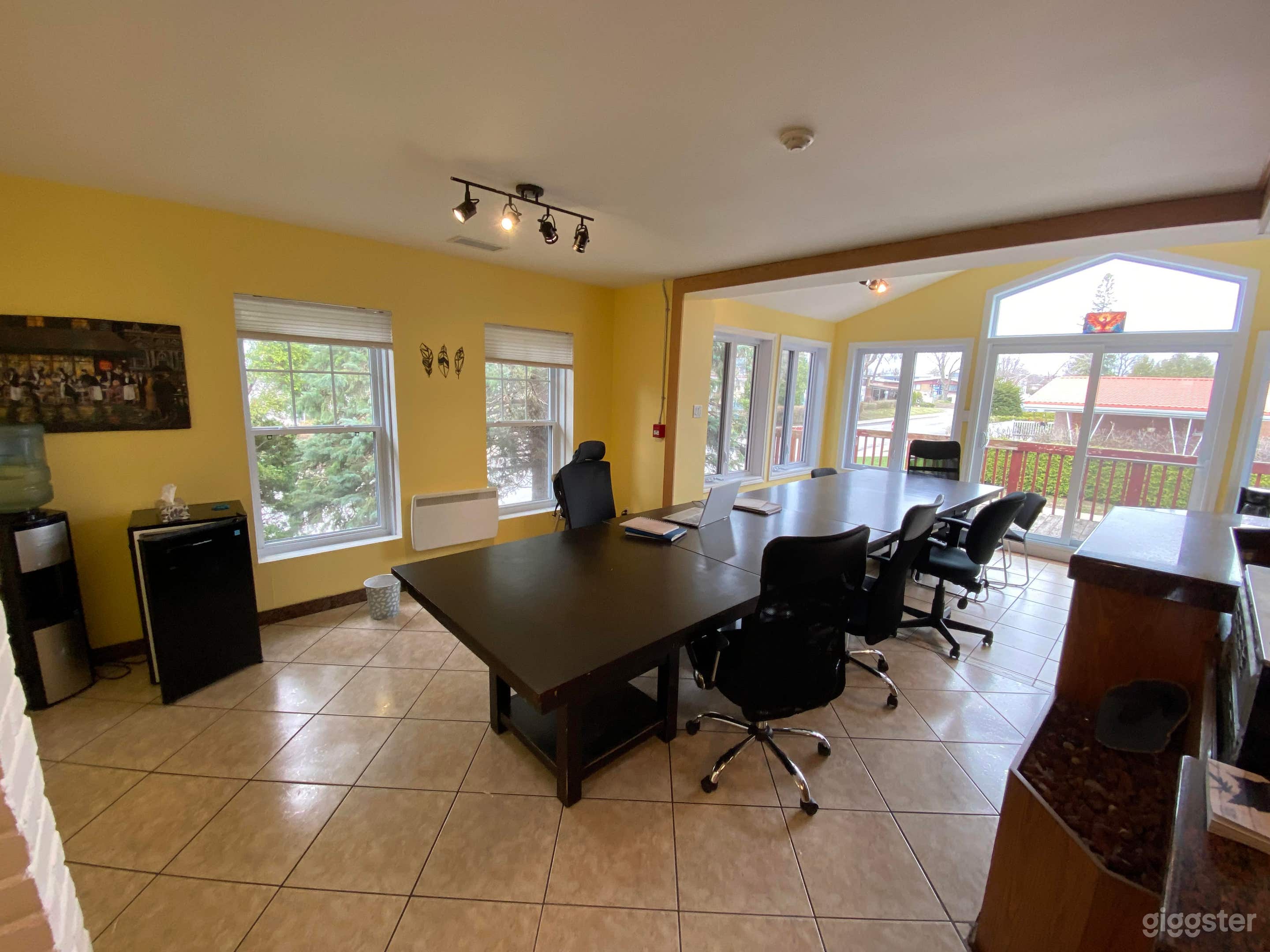 12 bedroom, big dining and living room with more Photo 1